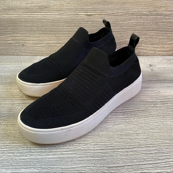 Black sneaker with chunky white sole. Steve Madden Beale fabric sneakers Size 6 - Picture 3 of 12